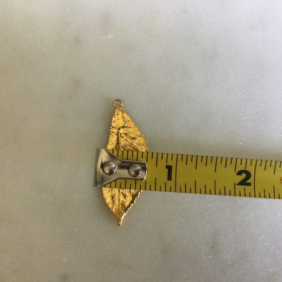 Minimalist Vintage Gold Tone Leaf Necklace Pendant - Picture 3 of 4